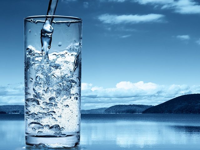 Вылить стакан воды на порог — примета