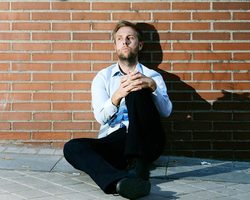 Когда, через какое время после расставания, мужчина начинает скучать по женщине психология? Как понять что мужчина после ссоры скучает?