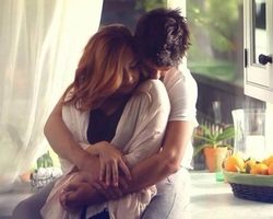 Почему мужчина все время обнимает меня: психология. Мужчина постоянно норовит меня приобнять: что это значит? Как обнимают парни, если влюблены?