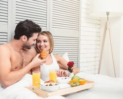 Мужчина постоянно хочет накормить девушку: психология. Мужчина кормит женщину с рук, с ложечки: психология
