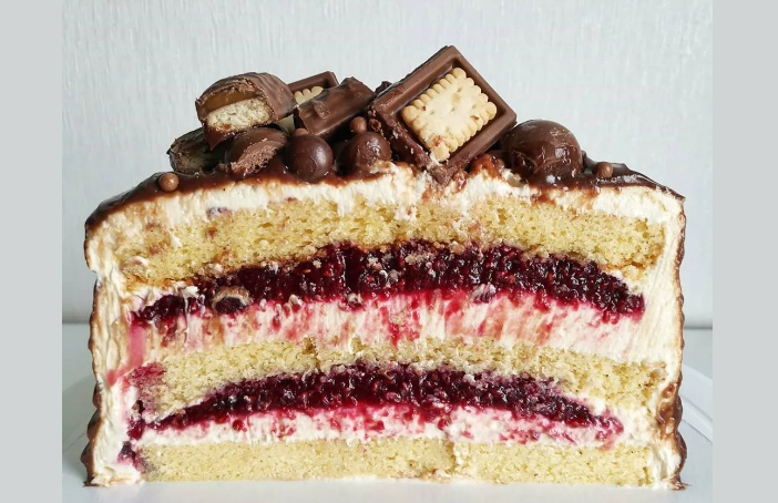 Самый вкусный бисквитный торт с вишневой прослойкой и кремом
