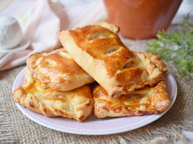 Как из замороженного дрожжевого теста приготовить вкусные пирожки: технология, рецепты