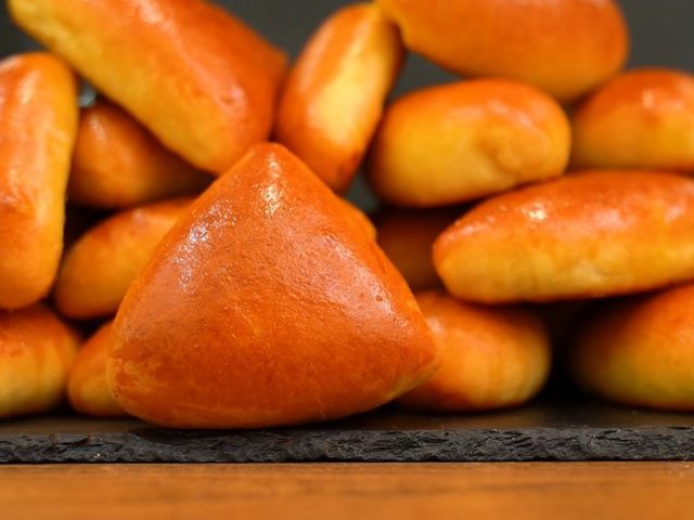 Можно ли замораживать готовые испеченные пирожки из дрожжевого теста с картошкой, капустой, с мясом, яйцами, чтобы потом разогреть? С какой начинкой можно замораживать пирожки из дрожжевого теста?