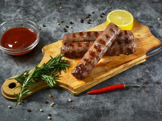 Как вкусно приготовить свино-говяжьи колбаски полуфабрикаты Мираторг: кулинарные советы, секреты, рецепты