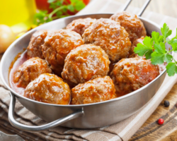 Как вкусно приготовить фрикадельки полуфабрикаты: рецепты с подливой и соусом