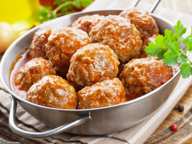 Как вкусно приготовить фрикадельки полуфабрикаты: рецепты с подливой и соусом
