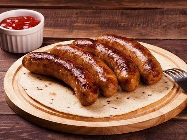 Как вкусно готовить колбаски-полуфабрикаты на сковороде, в духовке, мультиварке, на костре: рецепты