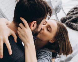 Как намекнуть девушке, что хочешь поцеловать: примеры фраз, действий