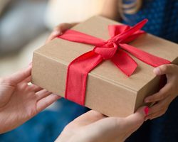 Что можно написать на подарке любимому на 14 февраля День влюбленных в стихах и прозе: идеи оригинальных, нежных, красивых и прикольных надписей для парней. Красивые слова для вручения подарка любимому на 14 февраля в стихах и прозе