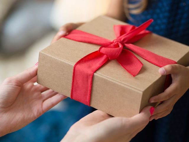 Что можно написать на подарке любимому на 14 февраля День влюбленных в стихах и прозе: идеи оригинальных, нежных, красивых и прикольных надписей для парней. Красивые слова для вручения подарка любимому на 14 февраля в стихах и прозе