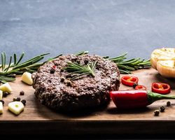 Как вкусно приготовить замороженный говяжий бифштекс готовый полуфабрикат: кулинарные секреты, рецепты