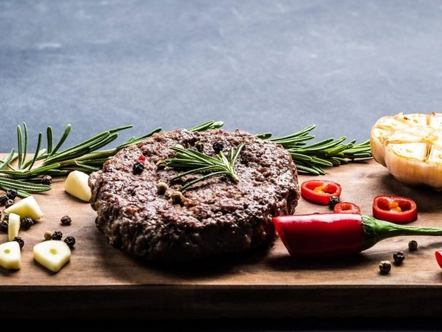 Как вкусно приготовить замороженный говяжий бифштекс готовый полуфабрикат: кулинарные секреты, рецепты
