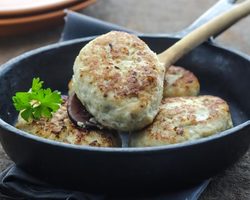 Что добавить в мясные котлеты для сочности?