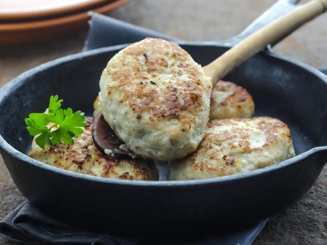 Что добавить в мясные котлеты для сочности?