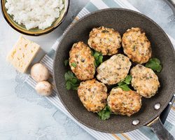 Как вкусно пожарить куриные котлеты-полуфабрикаты на сковороде и в духовке: рецепты, кулинарные секреты