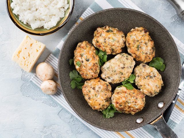 Как вкусно пожарить куриные котлеты-полуфабрикаты на сковороде и в духовке: рецепты, кулинарные секреты