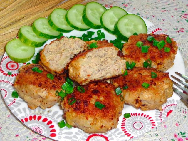 Как вкусно приготовить готовые замороженные биточки-полуфабрикаты: рецепты, кулинарные секреты