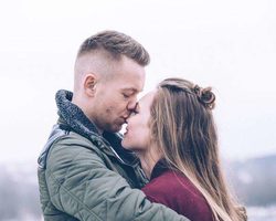 Парень целует в макушку: что это значит? Поцелуй в макушку: приметы
