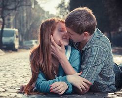 Какая примета, если парень целует в подбородок: что это значит?