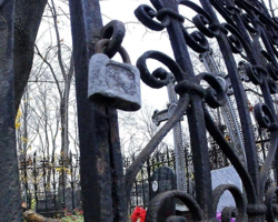 Примета — переступить через оградку на кладбище: что значит?