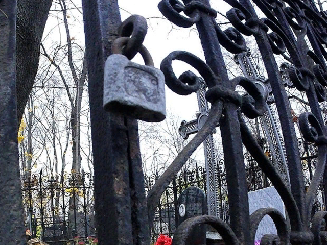 Примета — переступить через оградку на кладбище: что значит?
