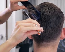 Можно ли детям стричь своих родителей: приметы