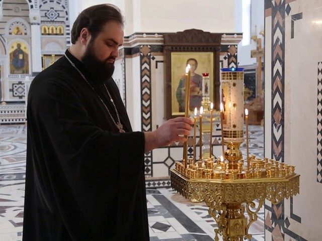 Почему ставят незажженные свечи в церкви?