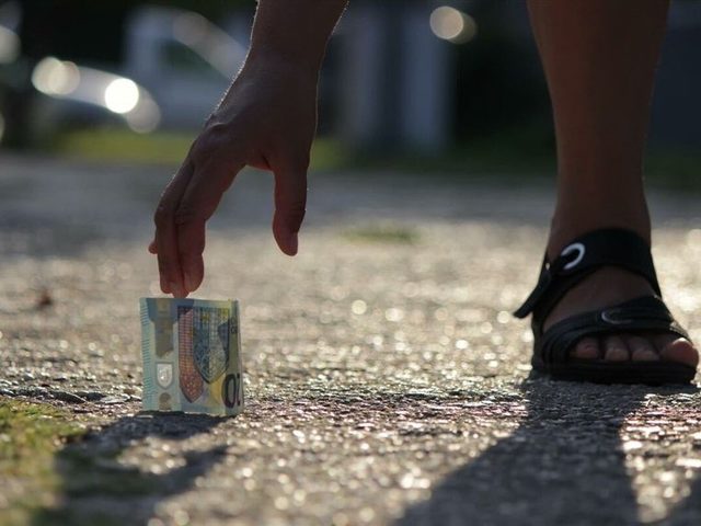 Что делать, если на кладбище уронил деньги — приметы