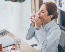 К чему чихнуть 2, 3, 4 раза, 5, 6, 7, 8, 9, 10, 11, 12, 13 раз подряд: примета по дням недели и времени суток