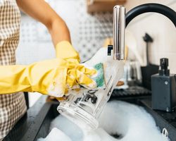 Почему мужчине, мужу нельзя мыть посуду дома: примета