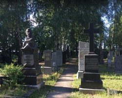 Нужно ли стирать одежду, мыть обувь, купаться после посещения кладбища?