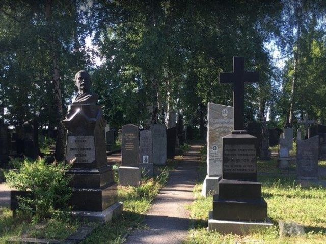 Нужно ли стирать одежду, мыть обувь, купаться после посещения кладбища?