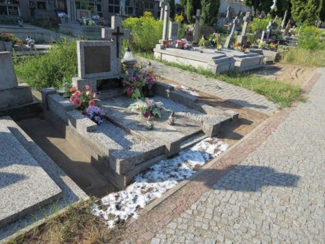 К чему сыпят соль на могилы умерших: приметы, магия, суеверие. На могиле запечатанная пачка соли: что это значит?