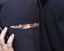 Можно ли по Шариату мусульманке женщине в Исламе стричь волосы, в том числе коротко? Можно ли мусульманкам оставлять челку?