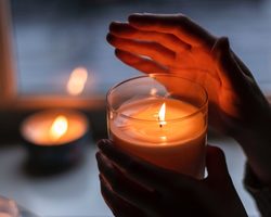 Можно ли приносить свечи из церкви домой: приметы