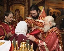 Кому ставить свечи беременным в церкви?