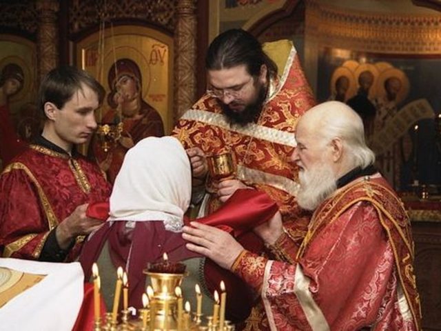 Кому ставить свечи беременным в церкви?