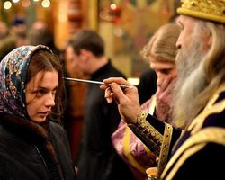 Зачем в церкви мажут лоб маслом?