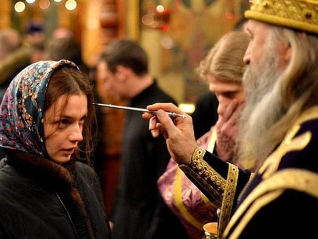 Зачем в церкви мажут лоб маслом?