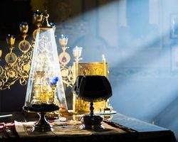 Зачем целуют крест священника после службы? Обязательно ли целовать крест после службы? Почему батюшка убирает крест, когда подхожу целовать? Когда целуешь крест, что нужно говорить?