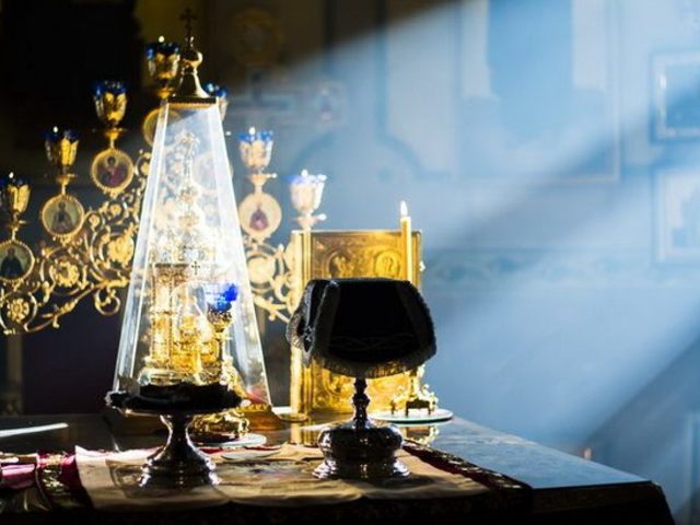 Зачем целуют крест священника после службы? Обязательно ли целовать крест после службы? Почему батюшка убирает крест, когда подхожу целовать? Когда целуешь крест, что нужно говорить?
