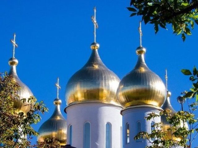 Зачем люди крестятся, проходя или проезжая мимо церкви? Обязательно ли креститься, проходя мимо храма и сколько раз?
