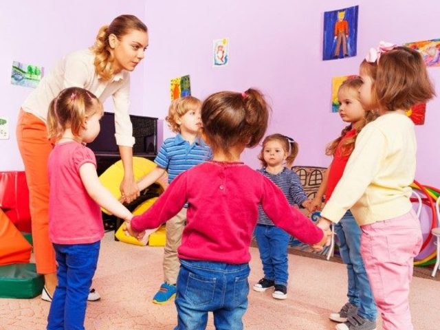 Как поздравить с Днем воспитателя работников детского сада: текст поздравления в стихах, прозе, своими словами