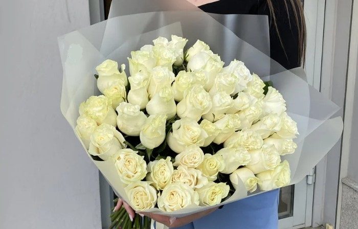 Белые розы в подарок девушке