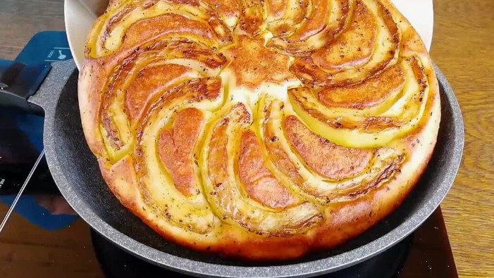 Пирог из переросшего овоща на сковородке