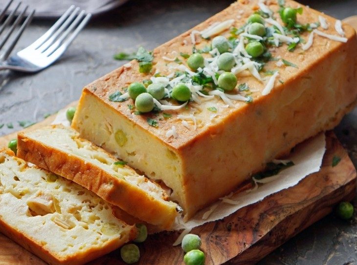 Закусочный кекс из перезрелого кабачка с зеленым горошком