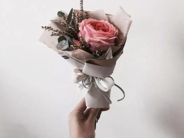 Можно ли дарить одну розу девушке, женщине, маме, учительнице? В каких случаях уместно подарить одну розу?