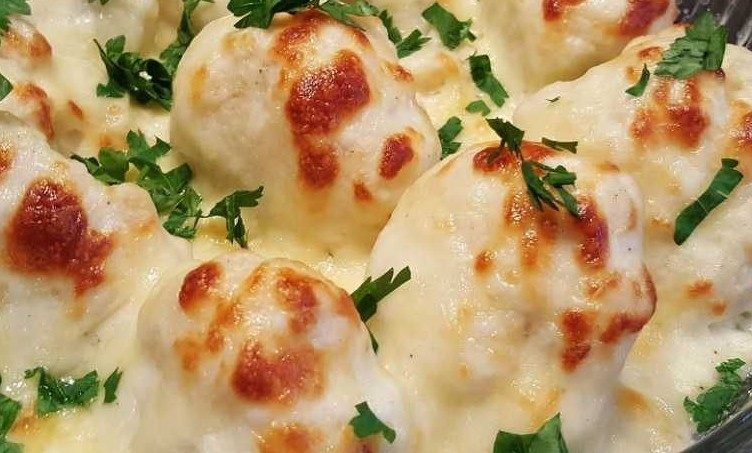 Пельмени с сыром и соусом бешамель