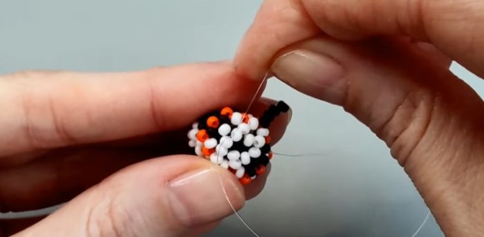 Заканчиваем плести котика, закрепите леску