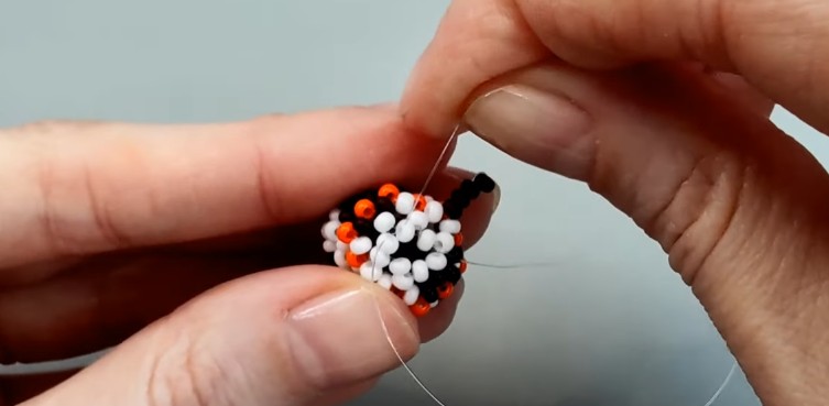 Заканчиваем плести котика, закрепите леску